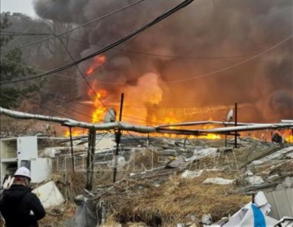 Huy động 200 lính cứu hỏa trong vụ cháy lớn tại làng Guryong, Hàn Quốc